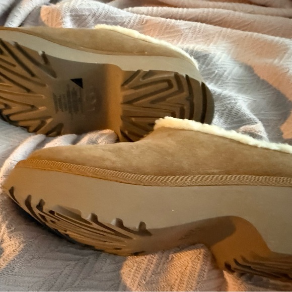 UGG Tan Suede shoes  with Soft White sheepskin Interior NWOT. SEE NEW PHOTOS - Picture 12 of 13